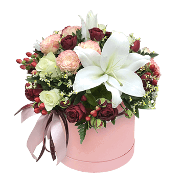 Roses et lys dans une boîte