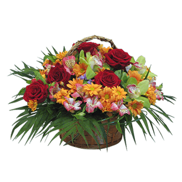Cesta con rosas, orquideas, alstroemerias, decorada con vegetacion