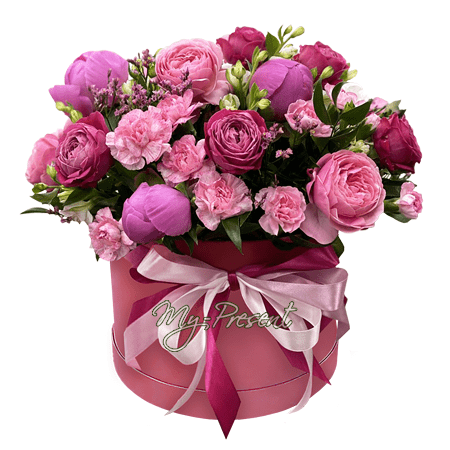 Caja con rosas, peonías y claveles.