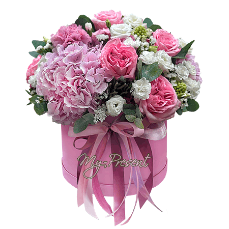 Roses avec hortensias et lisianthus dans une boîte — une harmonie exquise de sentiments délicats.